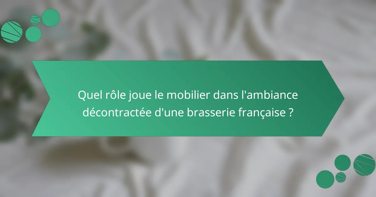 Quel rôle joue le mobilier dans l'ambiance décontractée d'une brasserie française ?